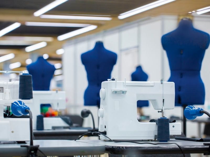 Warehouse employee working safely with workers’ compensation coverage in Florida