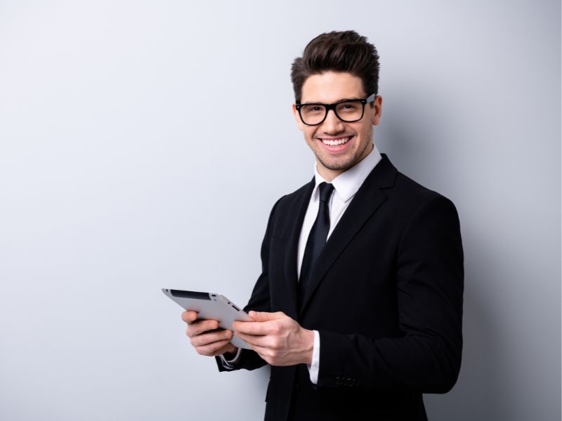 Business professional in suit holding a tablet, representing ClearPalm’s payroll, insurance, and benefits services for Florida businesses. Business professional in suit holding a tablet, representing ClearPalm's payroll, insurance, and benefits services for Florida businesses.