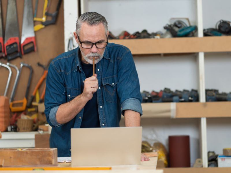 Florida business owner managing employee compliance Florida business owner managing employee compliance